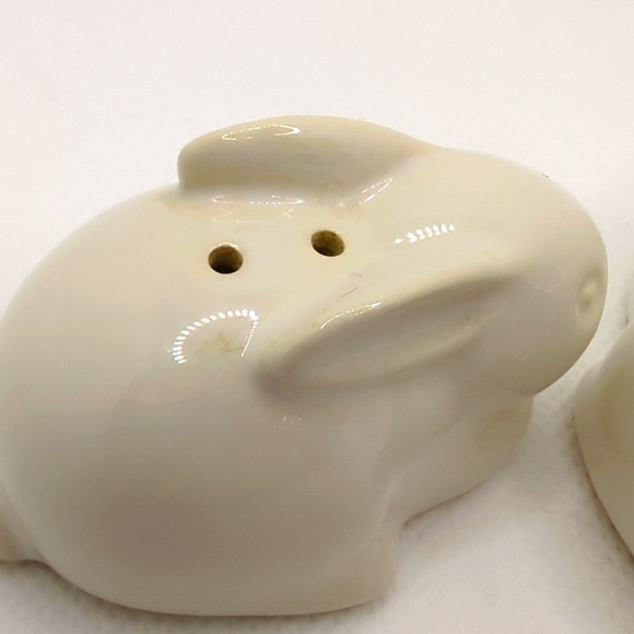 Bunny 🐇 Rabbit Salt/Pepper Shakers - Hallmark - Picture 6 of 10
